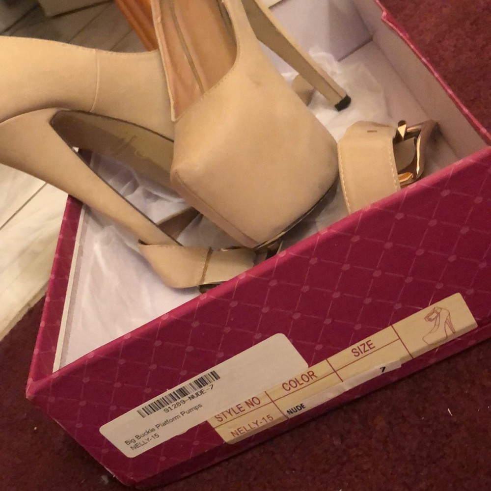 Big buckle platform pumps